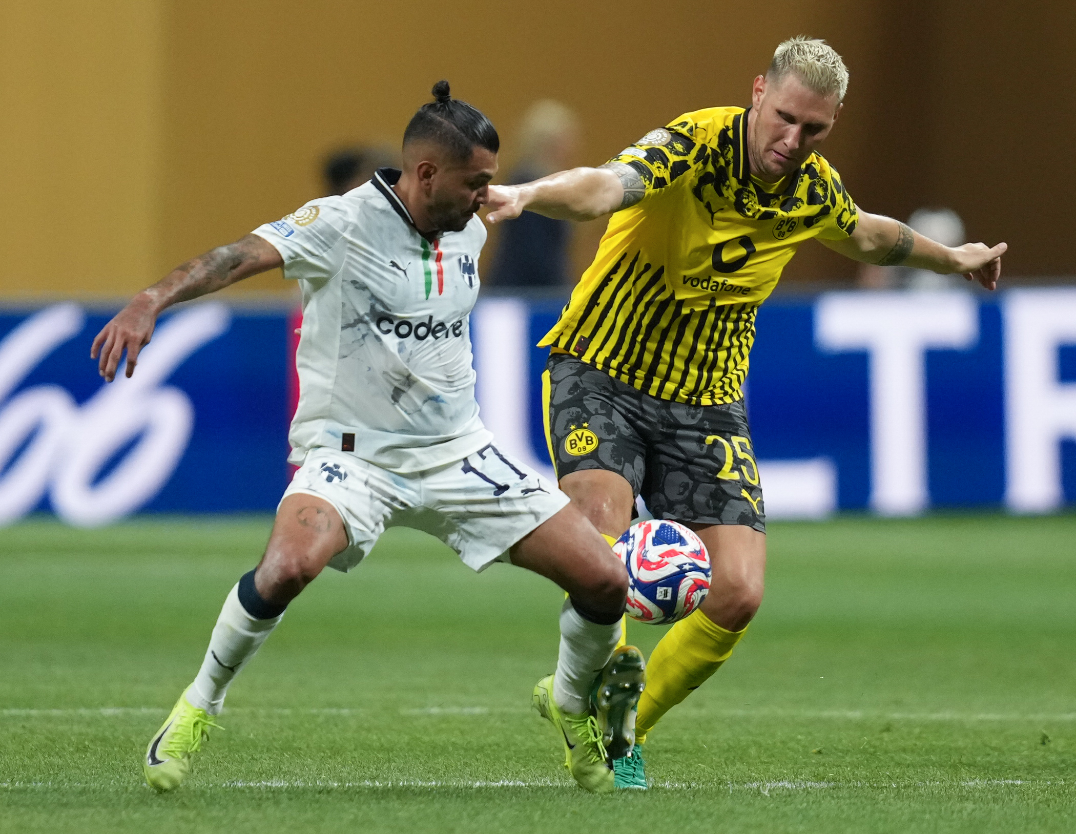 真人娱乐-里程碑夜！多特蒙德外线爆发，欧冠国际比赛日刷纪录，赛场秩序良好，训练强度明显提升的简单介绍